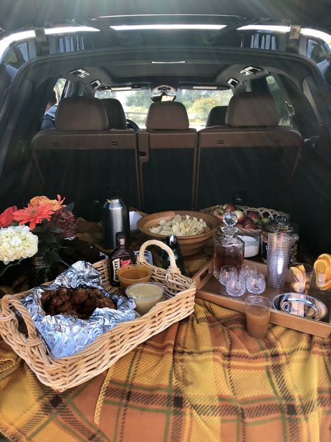 Fancy Tailgate, Chinoiserie Thanksgiving, Steeplechase Tailgate, Polo Tailgate, Charleston Vibes, Polo Picnic, Tailgate Picnic, Tailgate Decorations, Country Gentleman