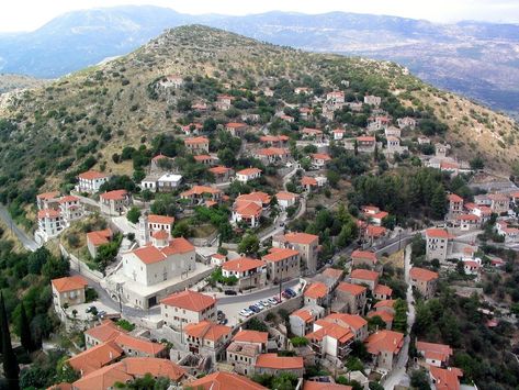 Ancient Greek Village, Mountain Restaurant, North Greece, Greek Mountains, Greek Village, Greece Italy, Traditional Houses, Greek Culture, European Architecture