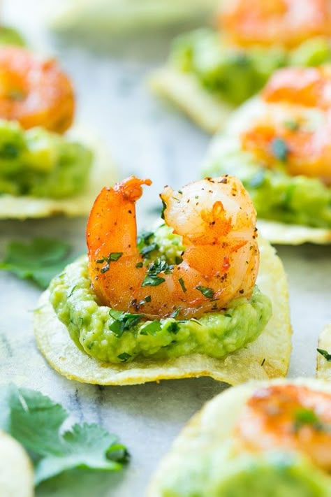 This recipe for Mexican shrimp bites is seared shrimp and guacamole layered onto individual potato chips. A super easy appetizer that's perfect for entertaining! #ad Shrimp Bites, Mexican Food Recipes Appetizers, Super Easy Appetizers, Mexican Shrimp, Party Snacks Easy, Mexican Appetizers, Sweet And Sour Meatballs, Salads For Parties, Shrimp Appetizers