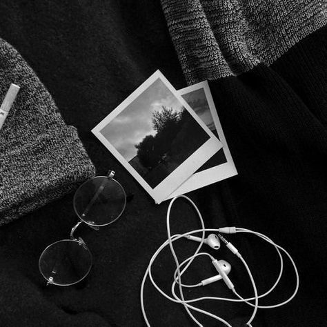 do u want more? check my board Wallpaper Estetika, Black And White Photo Wall, Black And White Picture Wall, Black Grunge, 흑백 그림, Dark Grunge, Escape Reality, Gray Aesthetic, Music Aesthetic