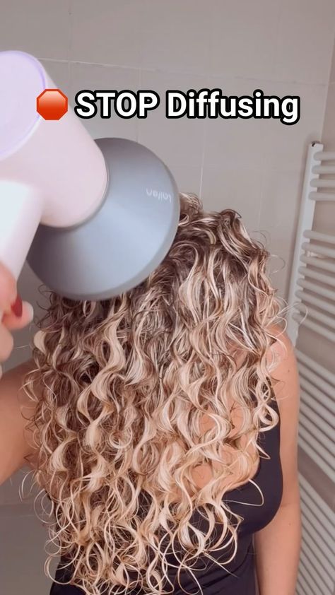 Want to know my favorite styling technique?⤵️⁣⁣ ⁣⁣ It’s for me the Smasters! ⁣⁣ It’s basically adding extra product with wet hands when… | Instagram How To Get Beautiful Curls, Styling Wavy Curly Hair, Products For Short Curly Hair, How To Style Natural Wavy Hair, Puffy Curly Hair Hairstyles, 2024 Curly Hair Trends For Women, Hair Style For Girls, Plump Hair, Curly Hair Style