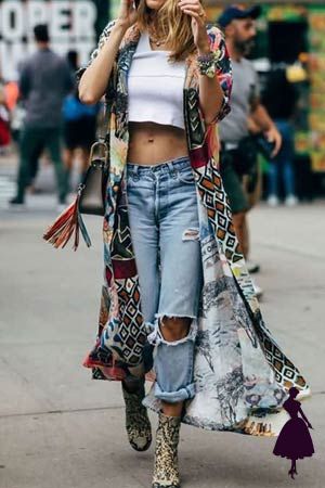 Puedes agregar un toque bohemio para darle frescura a tu look. Vetement Hippie Chic, Ropa Shabby Chic, Looks Hippie, Long Kimono Cardigan, Look Hippie Chic, Tunic Blouses, Estilo Hippie Chic, Look Boho Chic, Estilo Hippy