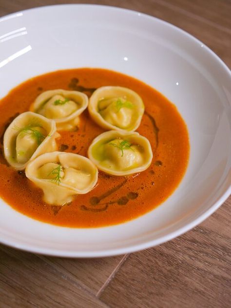 Tortellini Plating Ideas, Italian Fine Dining Dishes, Ravioli Plating Presentation, Tortellini Plating, Best Ravioli Filling, Lobster Tortellini Recipes, Lobster Bisque Pasta, Seafood Tortellini, Scallop Ravioli