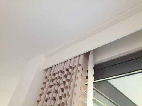 Wooden cover to hide curtain tops How To Hide Curtain Rods, Hide Curtain Rod, Ceiling Design Bedroom, Ceiling Ideas, Master Bed, Bed Ideas, Master Bedding, Design Bedroom, Curtain Rod