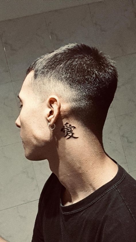 Kanji Tattoo Neck, Neck Tattoo Anime, Japanese Tattoos Behind Ear, Kanji Neck Tattoo, Kanji Tattoo Men, Gaara Symbol, Behind The Ear Tattoo Ideas For Men, Behind Ear Tattoo Men, Gaara Tattoo