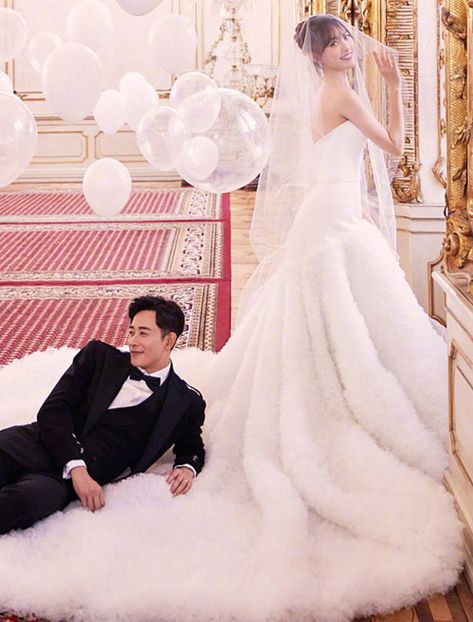 [Updated] Tiffany Tang and Luo Jin’s Dreamy Wedding Photos | JayneStars.com Tiffany Tang Luo Jin, Luo Jin, Princess Weiyoung, Tiffany Tang, Romantic Themes, Korean Wedding, Romantic Wedding Photos, Editorial Magazine, White Balloons