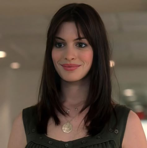 Anne Hathaway Bangs, Anne Hathaway Makeup, Andrea Sachs, Anne Hathaway Short Hair, Long Hair With Bangs And Layers, Anne Hathaway Hair, Haircuts For Long Hair Straight, Pretty Makeup Looks, Asian Short Hair