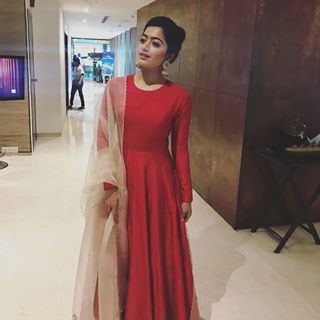 Hq Wallpapers, Rashmika Mandanna, Frock Fashion, Simple Gowns, Long Kurti Designs, Red Gown, Long Gown Dress, Salwar Kamiz, Indian Gowns Dresses