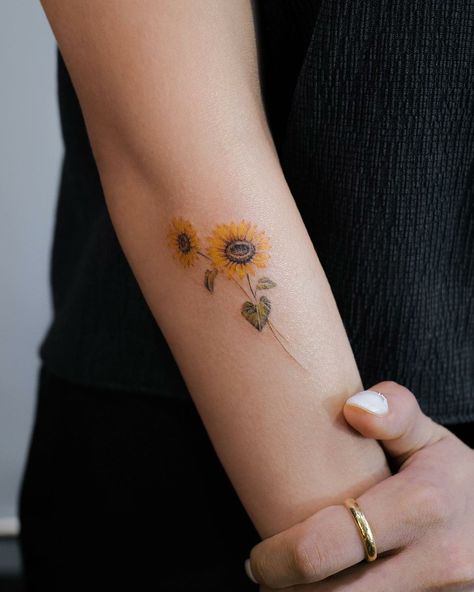 Best Friend Sunflower Tattoo, Tattoos Seashell, Black Sunflower Tattoo, Sunflower Tattoo Black And White, Sunflower Tattoo Black, Watercolor Daisy Tattoo, Tattoo Black And White, Tattoo Foot, Black Sunflower