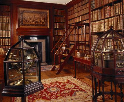 18th Century library Country House Library, Old English Library Study, English Library Room, English Country Library, Old English Country House Interior, Old English House Interior, Attic Hideaway, Country Library, Luxurious Library