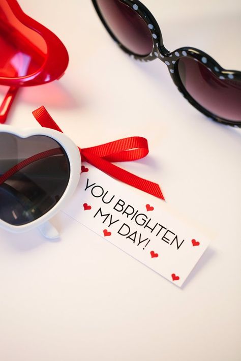 Free Printable Valentine's Tags | The TomKat Studio (Find the heart glasses in our shop!) Diy Valentine's Gifts For Friends, Free Printable Valentines Tags, Friend Valentine Gifts, Valentine's Day Gift Ideas, Happy Hearts Day, Valentines Printables Free, Valentine Tags, Girlfriend Birthday, Heart Sunglasses