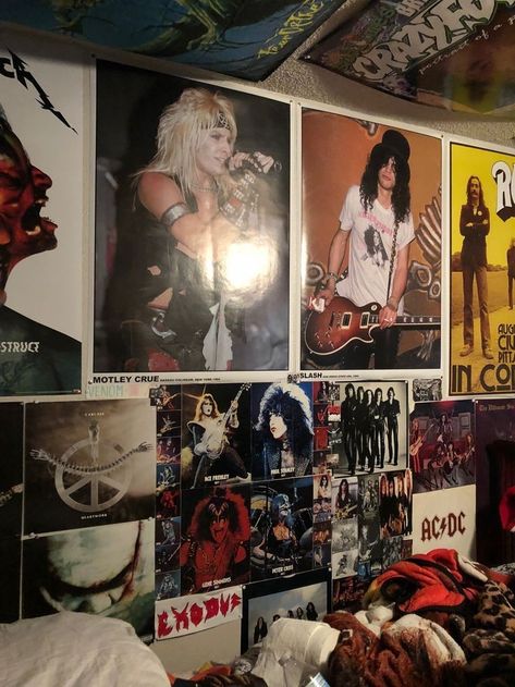 Rock Apartment Decor, Metalhead Bedroom Ideas, Pfp Inspo Aesthetic, Metal Room Ideas, Rock Themed Bedroom, Heavy Metal Bedroom, Metalhead Room Decor, Metalhead Bedroom, Rockstar Aesthetic Room