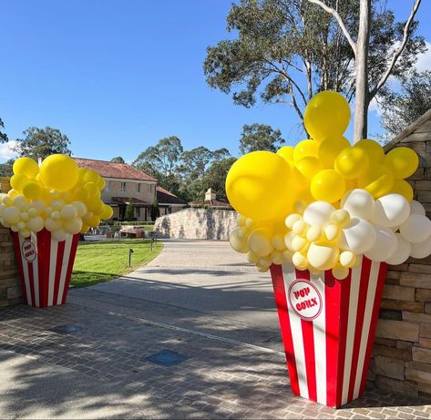 Circus Balloons, Carnival Birthday Theme, Paper Fringe, Deco Cinema, Circus Birthday Party Theme, Carnival Birthday Party Theme, Fall Carnival, Movie Night Birthday Party, Circus Carnival Party