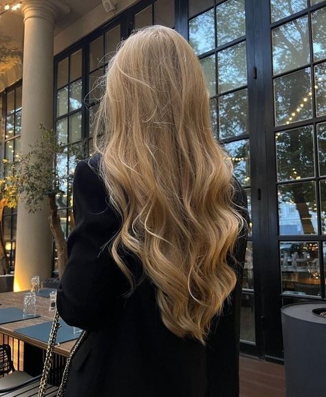 Shortish Hair, Blonde Hair Inspiration, Amazing Hair, Haircuts For Long Hair, Hair Inspo Color, Honey Blonde, Silky Hair, Dream Hair, Long Curly Hair