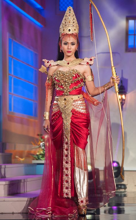 Miss Myanmar from 2014 Miss Universe National Costume Show | E! Online Miss Universe Costumes, Miss Nigeria, Miss Universe National Costume, Miss Universe 2014, Miss Universe 2015, 2015 Outfits, Culture Fashion, Myanmar Traditional Dress, National Costume