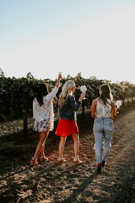 Vineyard Poses, Drinking Photoshoot, Winery Photoshoot, Winery Outfit Ideas, Vineyard Photoshoot, Wine With Friends, Winery Outfit, Wineries Outfit, Wine Company