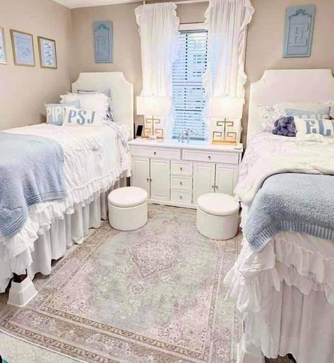 Sorority Bedroom, Baylor Dorm, Sorority House Rooms, Cute Dorm Ideas, Collage Dorm Room, Sorority Room, College Bedroom Decor, Blue Dorm, Preppy Dorm Room