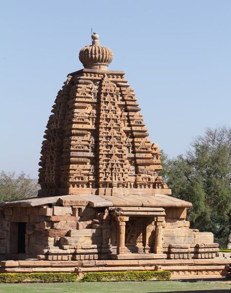 Pattadakkal temple with north indian type temple architecture North Indian Architecture, North Indian Natural Beauty, Temples Photography, Indian Castle, Kumari Kandam, Buddhist Architecture, Temple India, Indian Temple Architecture, Traditional Sculptures