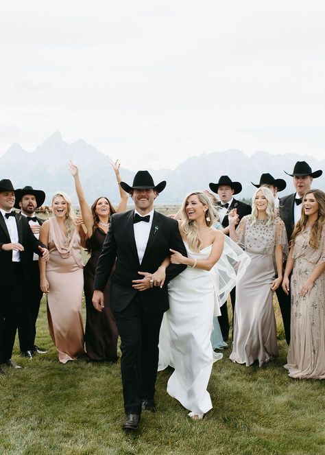 Western wanderlust is what we are calling the current trend of ultra-chic western mountain weddings sweeping our feed—case in point, this breathtaking Jackson Hole wedding that brought opulence to the outdoors. #caratsandcake 📷: Brooke Taelor Photo 📋: Jayne Bubis 💐: Lily and Company 📍: Lost Creek Ranch Western Wedding Party, Western Style Wedding, Jackson Hole Wedding, Cowgirl Wedding, Cowboy Wedding, Country Theme Wedding, Mountain Weddings, Montana Wedding, Wedding Groomsmen