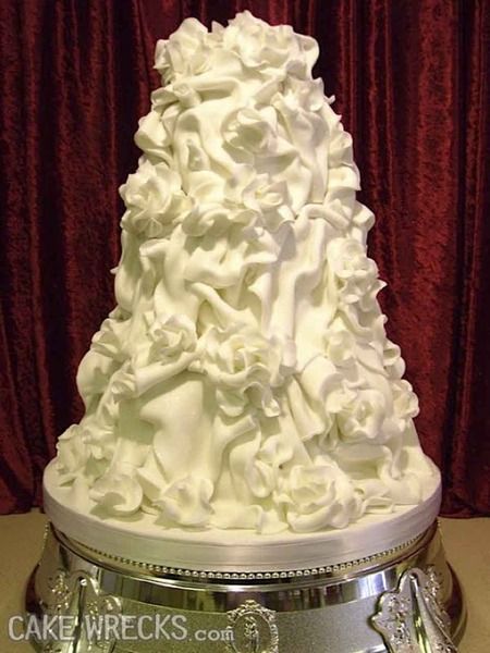 Somebody's decorator bag went out of control. Ugliest Wedding Cakes, Insane Wedding Cakes, Good Humor Chocolate Crunch Cake, Failed Cakes Hilarious, Wedding Cake Fails, Ugly Wedding, Wedding Cake Disasters, Ugly Cake, Cakes Gone Wrong