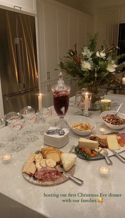 Christmas Wedding Appetizers, Christmas Dinner Party Aesthetic, Christmas Dinner Aesthetic, Holiday Party Aesthetic, December Birthday Party Ideas, Aesthetic Christmas Party, Christmas Hosting, New Years Dinner, Holiday Hosting