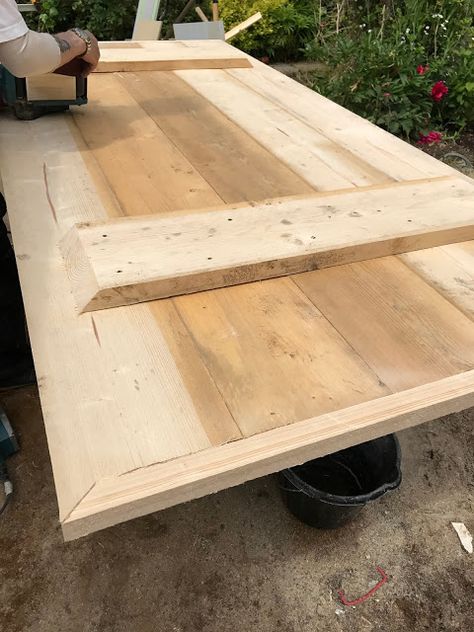 Outdoor Scaffold Board Table, How To Make A Scaffold Board Table, Scaffold Table Diy, Scaffolding Board Table, Diy Garden Table Ideas, Diy Scaffold Board Table, Scaffold Board Dining Table, Kitchen Table Legs Ideas, Scaffold Board Desk