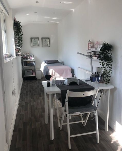 Nail Room Ideas, Nail Salon Interior Design, Tech Room, Beauty Room Salon, Home Beauty Salon, Esthetician Room Decor, Esthetics Room, Spa Room Decor, Salon Suites Decor