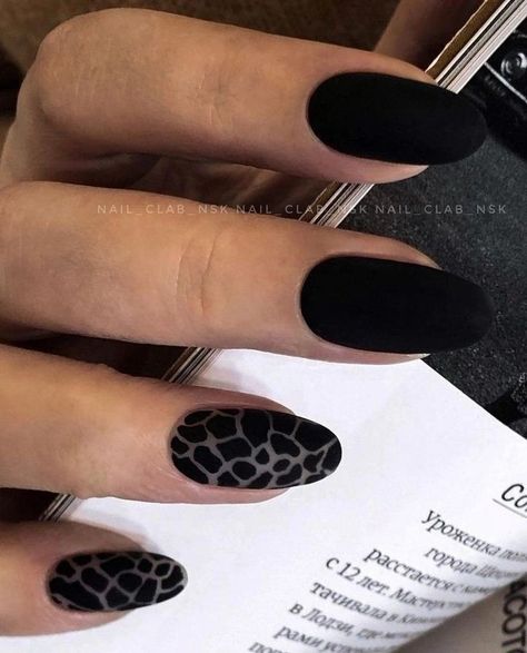 🔥 Fashionable manicure for short and long nails, new nail designs, trends fall 2024 photo Trendy Black Nails Art Designs, Opposite Hand Nails, Nails Monochromatic, Black Elegant Nails, Black Leopard Nails, Tortishell Nails Design, Nail Designs Trends, Monochromatic Nails, Glitter Gel Nail Designs