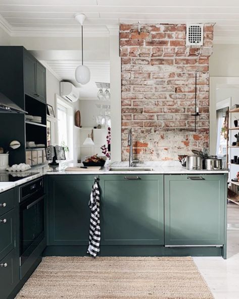 Chicken Wedding, Dark Green Kitchen, Brick Kitchen, Green Kitchen Cabinets, Beach Kitchens, Winter Beach, Exposed Brick Walls, Green Kitchen, Exposed Brick