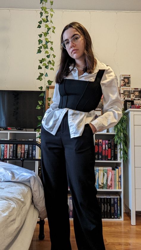 Corset Formal Outfit With Pants, Corset Top Over Button Up, Black Corset On White Shirt, Black Top Layered Outfit, Black Corset Casual Outfit, Black Pants With White Shirt, Black And White Day Outfit, Outfits White Button Up, White Button Up Styling