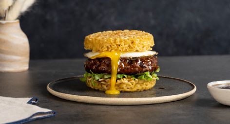 Ramen Teriyaki Burgers - Kikkoman Home Cooks Ramen Teriyaki, Ramen Burger Recipe, Teriyaki Burger, Ramen Burger, Teriyaki Burgers, Hamburger Dishes, Teriyaki Marinade, Grilled Chicken Thighs, Sesame Ginger