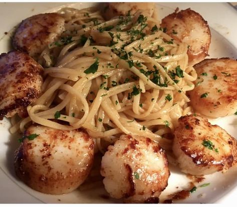 Linguine Aglio e Olio with Seared Scallops - Easy DIY Recipes Italian Scallops Recipe, Scallops And Linguine, Baked Clams Oreganata, Olive Oil Sauce, Seafood Linguine, Scallop Pasta, Sausage Ragu, Fresh Scallops, Garlic Spaghetti