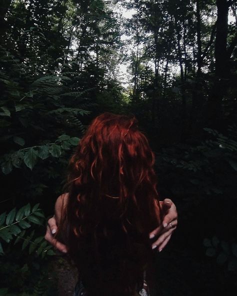 Green Eyes Red Hair Aesthetic, Witchy Red Hair, Dark Red Hair Green Eyes, Dark Redhead, Nature Witch Aesthetic, Butch Aesthetic, Green Dress Aesthetic, Honey Witch, Witchy Hair