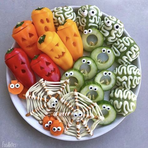 Fall Themed Sandwiches, Halloween Give Aways Ideas, Halloween Peppers, Spooky Foods For Halloween, Picnic Display, Halloween Veggie Tray, Postres Halloween, Halloween Breakfast, Healthy Halloween Treats