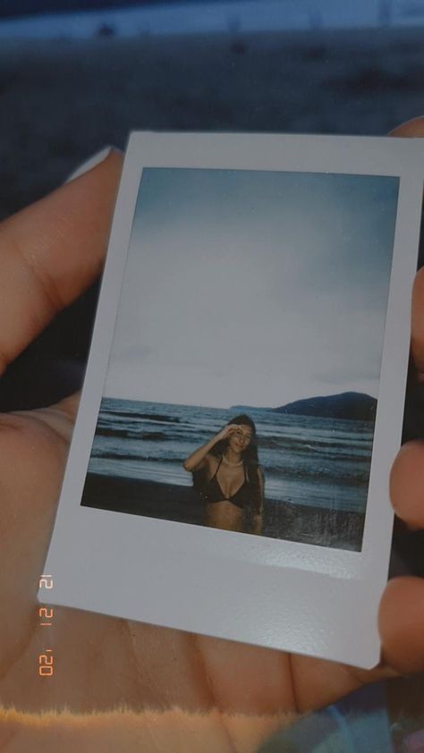 Instax Mini Ideas, Polaroid Photography, Instax Photos, Polaroid Photo, Polaroid Pictures, Polaroid Photos, Beach Poses, Summer Pictures, Insta Photo Ideas