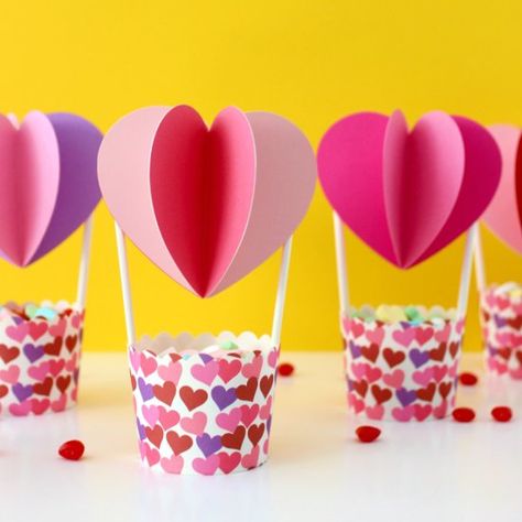 Heart Air Balloon Candy Treats Heart Air Balloon, Flamingo Ornament, Heart Shaped Candy, Cadeau Parents, Candy Treats, Valentine Day Gift, Paper Ornaments, Heart Balloons, Valentine Wreath