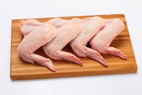 Raw chicken wings. Smoked Hot Wings Recipe, Carnicerias Ideas, Hot Wing Recipe, Impressive Dinner, Smoked Chicken Wings, Chicken Leg Recipes, Chicken Shop, Bbq Wings, Turkey Wings