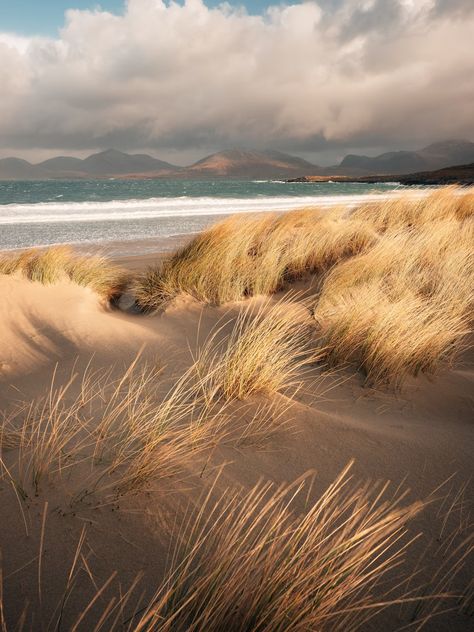 A sandy beach with grass and mountains in the background photo – Free Isle of harris Image on Unsplash Nature Images Hd, Isle Of Harris, Castles In Scotland, Waves Wallpaper, Beach Images, Budget Holidays, Outer Hebrides, Background Images Hd, Ocean Wallpaper