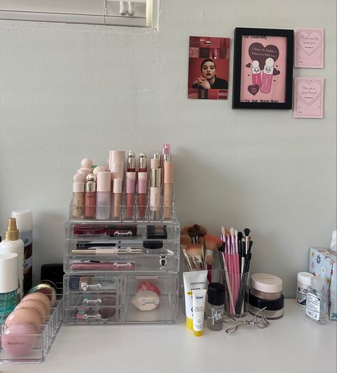 Cosmetic Desk Ideas, Jewelry And Makeup Organizer, Makeup Desk Storage, Organized Makeup Desk, Small Dorm Organization Ideas, Room Makeup Organization, Beauty Desk Organization, Makeup Storage Aesthetic, Makeup Desk Organization Aesthetic