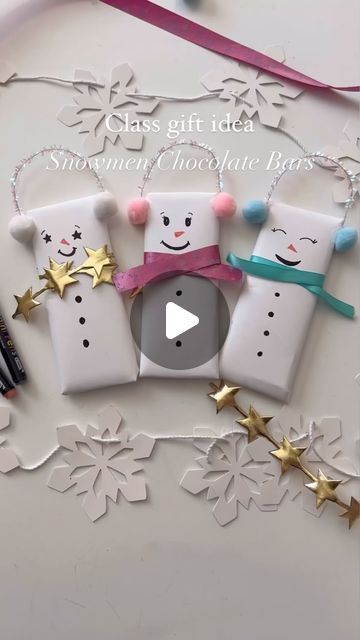 Katelyn Showalter on Instagram: "Snowmen Chocolate Bars! 

I think these would be so fun for Alot more than just class gifts but I made them for ruby’s class since she only has 6 kids! Macys class of 25+ is getting candy canes 🤣

#classgifts #lastminutegift #schoolchristmasgifts #christmasclassgifts #giftideas #pinterestmom #roommom #diymama #roommom #classparty #christmas2023 #girlychristmas #makeitwithmichaels" Christmas Diy Snacks, Class Christmas Gifts, School Christmas Gifts, Candy Cane Crafts, Class Gifts, Homemade Holiday Gifts, Church Gifts, Diy Xmas Gifts, Frosty The Snowman