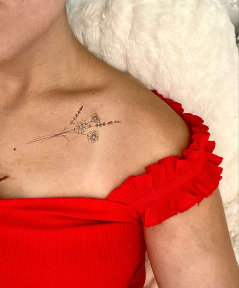 Daisy Tattoo On Collarbone, Flower Bouquet Tattoo Collar Bone, Birth Flower Tattoos Collar Bone, Holly And Daisy Flower Tattoo, Daisy Taurus Tattoo, Daisy Side Tattoo, April Daisy Tattoo, Daisy Collarbone Tattoo, Sweat Pea And Daisy Flower Tattoo