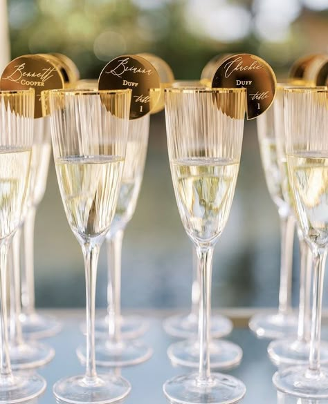 Champagne Flute Seating Chart, Wedding Welcome Drinks Ideas, Welcome Drink Ideas, Cancun Wedding Reception, Black Silver Wedding, Champagne Favors, Champagne Drinks, Wedding Champagne Glasses, Flute Glasses