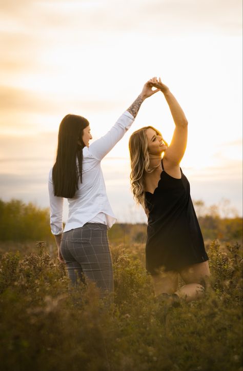 Lesbian Engagement Photography Poses, Women Couple Poses, Lesbian Fall Engagement Pictures, Lesbian Couple Photoshoot Photo Ideas Fall, Lesbian Fall Pictures, Lesbian Couple Engagement Shoot, Lesbian Engagement Photoshoot Ideas, Lgbtq Engagement Photos, Lgbt Engagement Photos