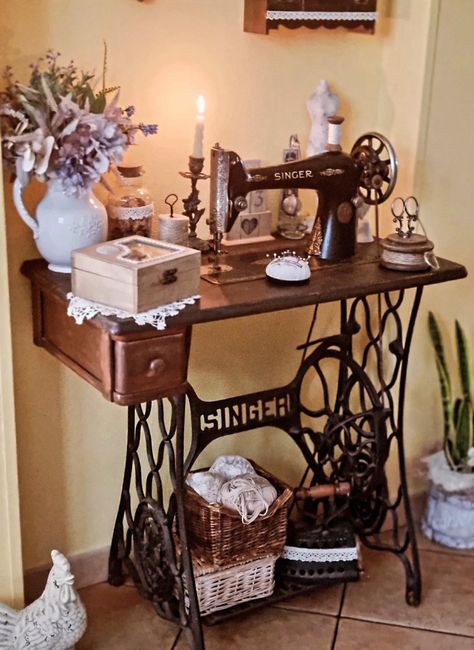 Old Sewing Machine Table, Vintage Sewing Table, Vintage Singer Sewing Machine, Sewing Machine Tables, Sewing Machine Table, Farmhouse Shelves, Old Sewing Machines, Antique Sewing Machines, Singer Sewing Machine