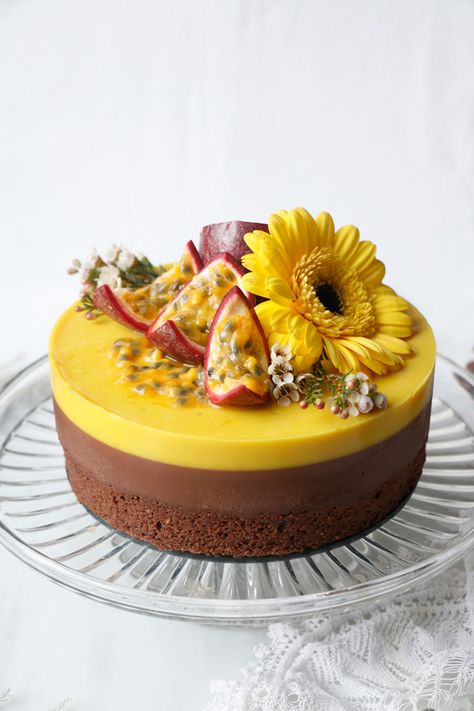 Chocolate Passion Fruit Cake, Passion Fruit Chocolate Cake, Passion Fruit Cake Decoration, Fancy Vegan Desserts, Passion Fruit Dessert Ideas, Entrements Cake, Fruit And Chocolate Cake, Mango Chocolate Cake, Fruit Chocolate Cake