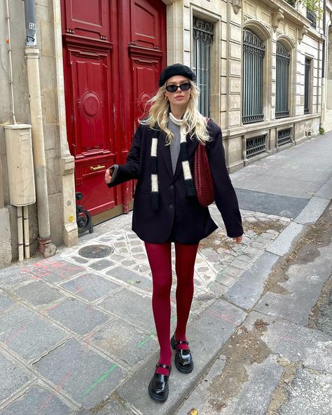 Red Tights Outfit, Red Pantyhose, Red Tights, Downtown Outfits, Colored Tights, Paris Outfits, Mode Ootd, Modieuze Outfits, Tights Outfit