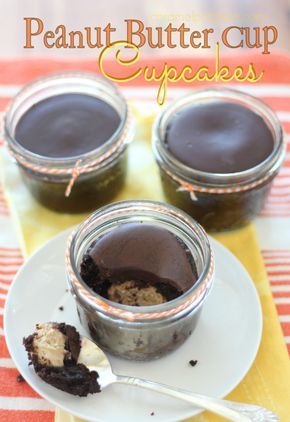 Peanut Butter Cup Cupcakes, Cupcakes In A Jar, Jar Meals, Mason Jar Desserts, Cupcake In A Jar, Peanut Butter Cupcakes, Butter Cupcakes, Cake In A Jar, Dessert In A Jar