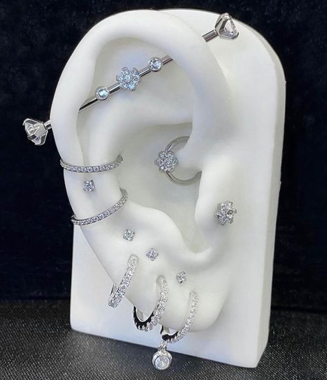 Ušný Piercing, Ear Piercings Industrial, Different Ear Piercings, Ear Peircings, Industrial Piercing Jewelry, Ear Piercings Chart, Types Of Ear Piercings, Cool Ear Piercings, Pretty Ear Piercings