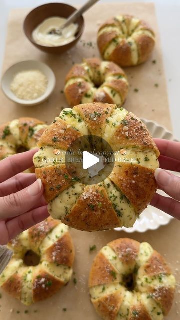 Calic Bagel, Recipe Bagels, Garlic Bagels, Breakfast Bagel Recipe, Brunch Baking, Sandwich Recipe Videos, Bread Recipe Video, Bagel Breakfast Sandwich, Fancy Breakfast