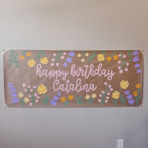 ALEX! | painting flowers is my favorite!!!🙌🏼🙌🏼🙌🏼 #brownpaperbanner #birthdaybanner | Instagram Flower Party Ideas Decoration, Paper Signs Banner, Paper Banners Ideas Diy, Banner Painting Ideas, Happy Birthday Painted Banner, Hand Painted Birthday Banner, Birthday Banner Painted, Birthday Sign Ideas, Painted Banner Ideas